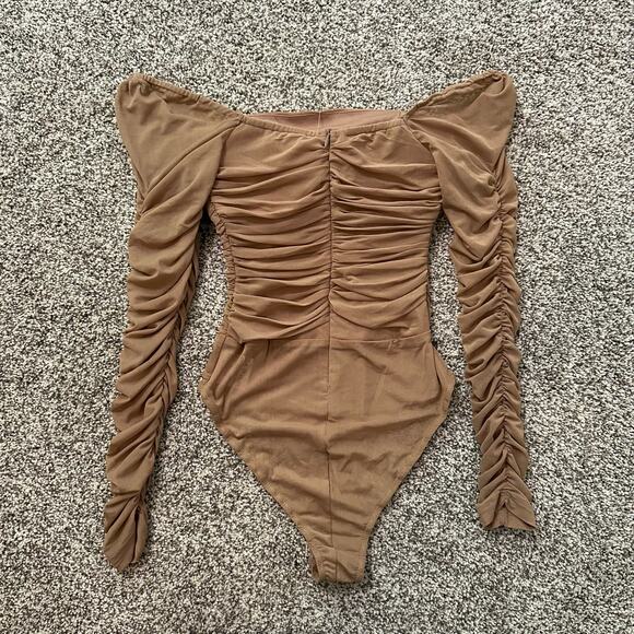 Princess Polly Delaney tan ruched mesh off-the-shoulder long sleeve bodysuit 2 - Picture 3 of 8